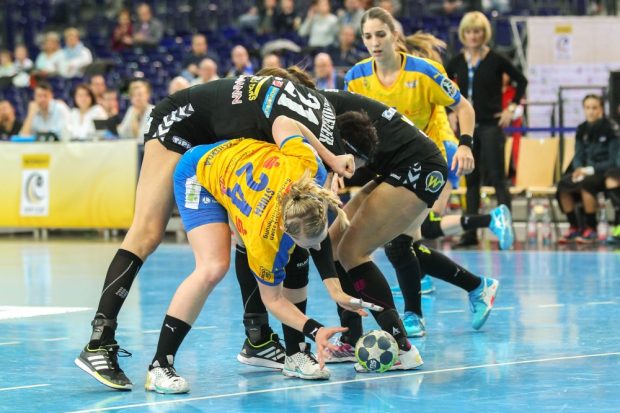 Momentan muss sich der HCL jeden einzelnen Ball hart erkämpfen, so wie hier Luisa Sturm gegen Biljana Bandelier. Foto: Jan Kaefer