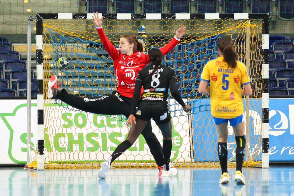 Claudine Mendy erzielt ein Tor gegen Nele Kurzke. Dennoch zeigte das junge HCL-Team gegen Fehérvár Charakter. Foto: Jan Kaefer