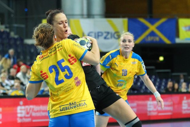 Die 18-jährige Nina Reißberg packt gegen die brasilianische Nationalspielerin Daniela de Oliveira Piedade zu. Foto: Jan Kaefer