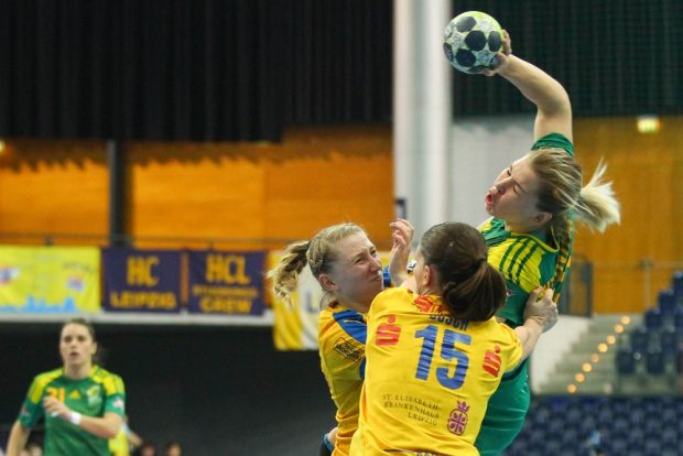 Luisa Sturm und Tamara Bösch (v.l.) gehen entschlossen gegen Irina Antonova vor. Foto: Jan Kaefer