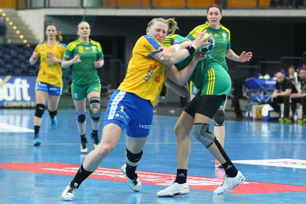 Nichts zu machen gegen die grüne Wand aus Krasnodar. Hier greift Olga Gorshenina gegen Luisa Sturm (HCL) hart durch. Foto: Jan Kaefer