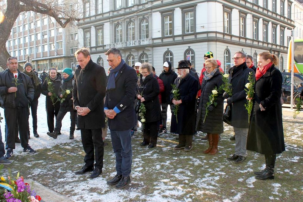 Zum stillen Gedenken ... Gegen 13.20 Uhr trafen sich am heutigen Tag am Denkmal am Schwanenteich ca. 30 Leipziger um des 72. Jahrestages der Befreiung des KZ Auschwitz durch die Rote Armee zu gedenken. Unter anderem waren dabei Oberbürgermeister Burhard Jung, Landtagsabgeordneter Holger Mann, die Stadträte Margitta Hollick, Tim Elschner, Petra Sejdi (und Gjulner Sejdi) und Sabina Heymann.Foto: Andreas Bernatschek