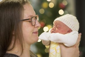 Neujahrsbaby Lieselotte, hier mit Mutter Sharon, kam als erstes Baby Leipzigs im neuen Jahr um 5:12 Uhr im UKL auf die Welt. Foto: Stefan Straube / UKL