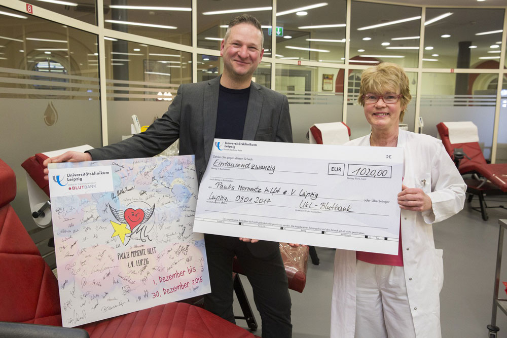 Freuen sich über den Erfolg der Aktion: OA Dr. med. Elvira Edel als kommissarische Leiterin des Instituts und Sven Graser vom Verein Paulis Momente hilft e.V. Leipzig. Foto: Stefan Straube (UKL)