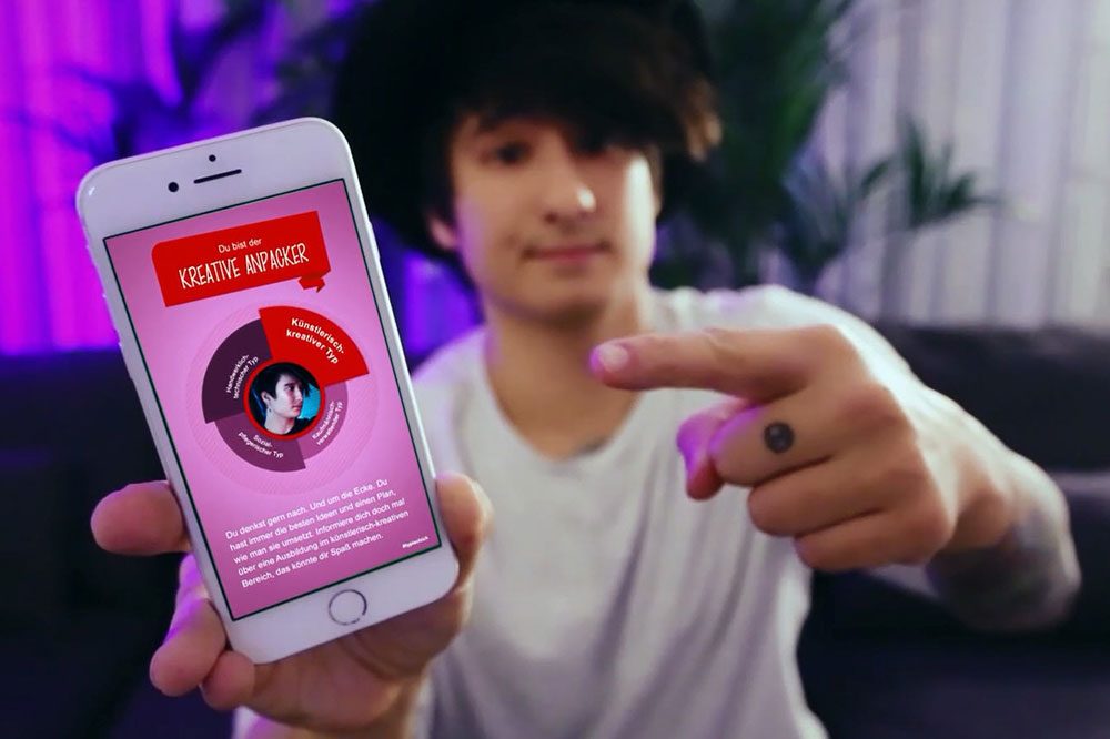 Handy Chat zur Berufsorientierung. Foto: Arbeitsagentur