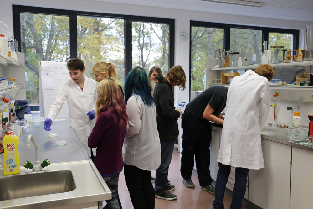 Schüler bei Laborversuchen im BSZ Böhlen. Foto: BSZ Böhlen