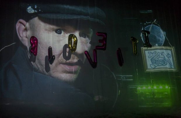 Philipp Preuss nimmt den Zuschauer mit auf eine Reise in finstere Traumwelten. Foto: Rolf Arnold