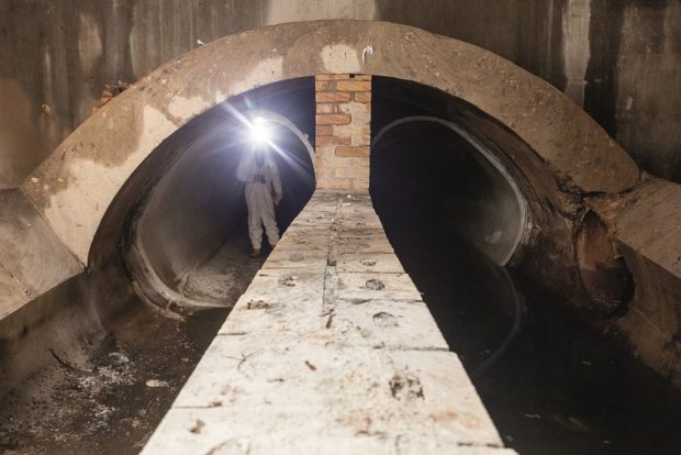 Die beiden Dükerröhren mit dem eingezogenen und ausgehärteten Spezialschlauch (weiß). Foto: Leipziger Wasserwerke