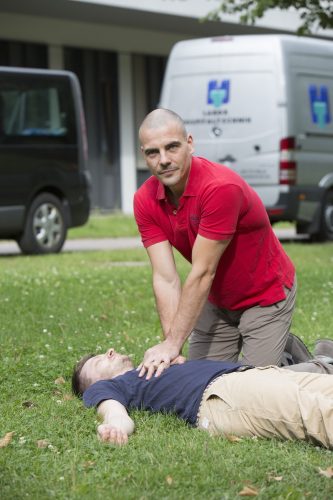 UKL-Oberarzt Dr. Alexander Dünnebier von der Klinik und Poliklinik für Anästhesiologie und Intensivtherapie bei einer früheren Demonstration von Lebensrettungsmaßnahmen. Foto: Stefan Straube / UKL