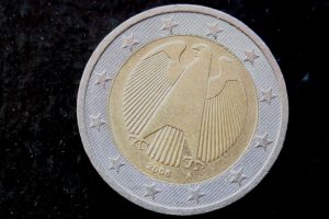 Ein Euro aus dem fernen Jahr 2008. Foto: Ralf Julke