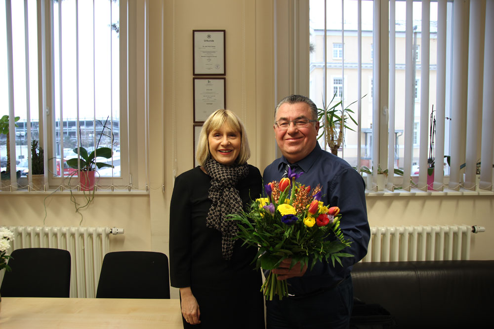 Dr. Minde gratuliert Prof. Hamza. Foto: Klinikum St. Georg