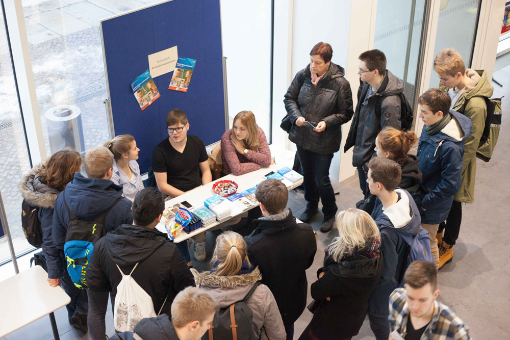 Im Foyer des Nieper-Baus an der Karl-Liebknecht-Straße herrschte reger Andrang, hier am Infostand der Fachschaft Wirtschaftswissenschaften. Foto: Kristina Denhof/HTWK LeipzigIm Foyer des Nieper-Baus an der Karl-Liebknecht-Straße herrschte reger Andrang, hier am Infostand der Fachschaft Wirtschaftswissenschaften. Foto: Kristina Denhof/HTWK Leipzig