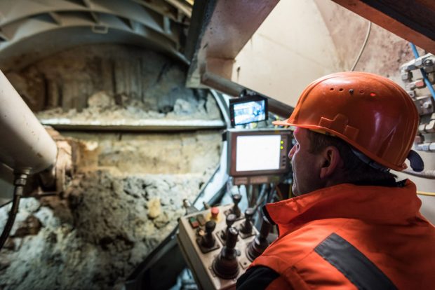 Blick in den Leitstand des Bohrers: Ein Tiefbauexperte steuert das Gefährt wie im Bergbau auf seiner Trasse. Foto: Leipziger Wasserwerke