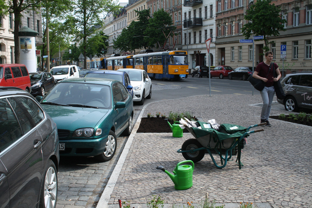 Pflanzaktion an der Könneritzstraße. Foto: Ralf Julke