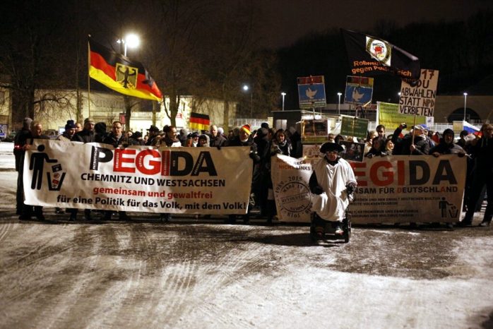 Legida nimmt Aufstellung zum Rundgang (unter ohrenbetäubendem Pfeifen und Nazis raus - Rufen). Foto: L-IZ.de