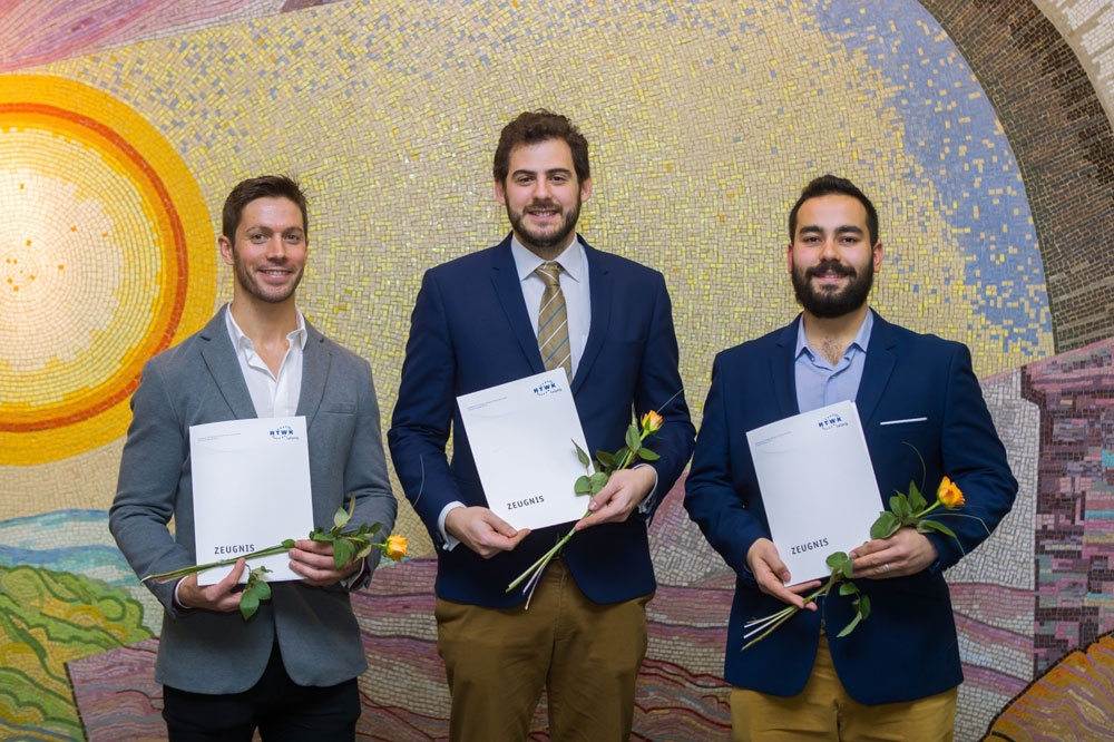 Luis Montes Martinez, Francisco Pozas Robles und José Fuentes Ruiz (v.l.n.r) mit ihren Abschlusszeugnissen. Foto: Swen Reichhold/HTWK Leipzig