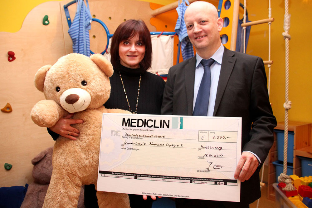 Mona Meister vom Kinderhospiz Bärenherz und Jan Müller, MediClin-Regionaldirektor, bei der Übergabe des symbolischen Spendenschecks. Foto: MediClin