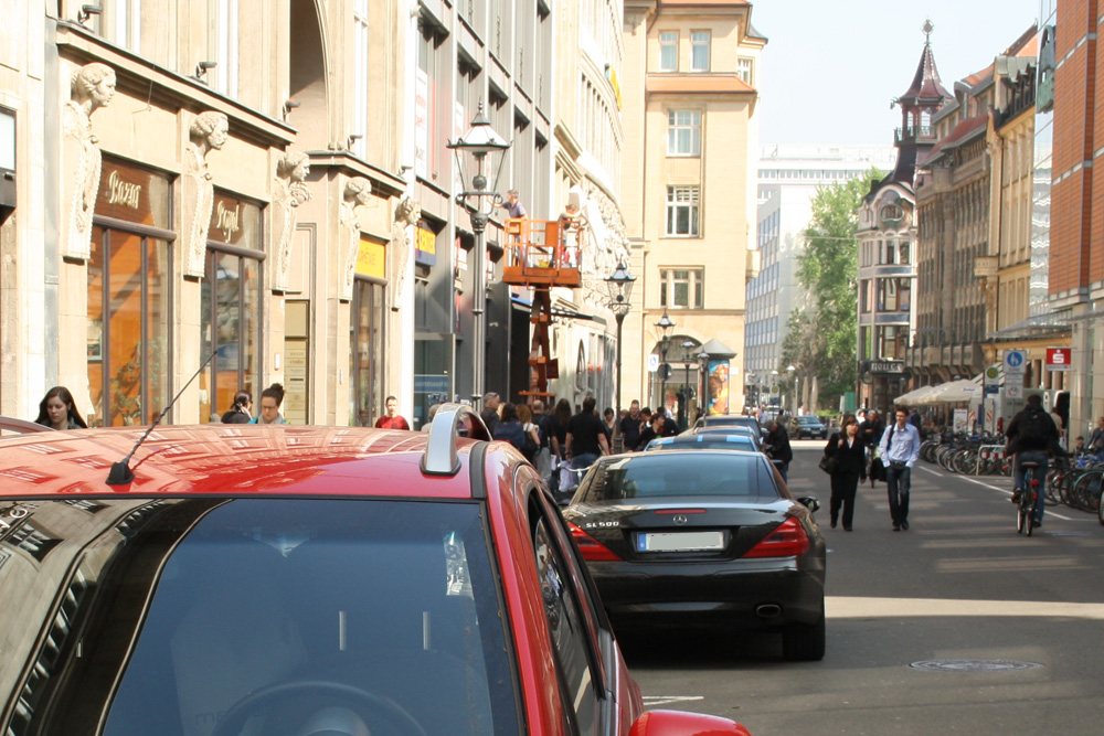 Fußgänger, Radfahrer und geparkte Autos auf dem Neumarkt. Foto: Ralf Julke
