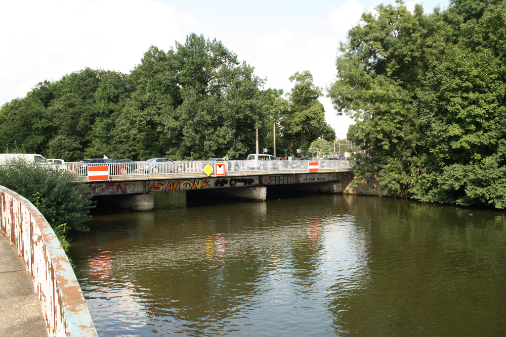 Blick über die Weiße Elster zur Plagwitzer Brücke. Foto: Ralf Julke