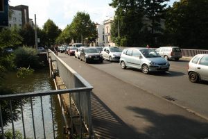 Der übliche Verkehr auf der Plagwitzer Brücke. Foto: Ralf Julke