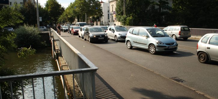 Der übliche Verkehr auf der Plagwitzer Brücke. Foto: Ralf Julke