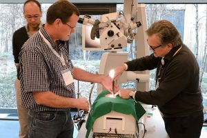 Chirurgisches Training in Davos: Kursleiter Prof. Roger Härtl (r.) mit dem Teilnehmer Marius du Preez. Foto: AO Spine