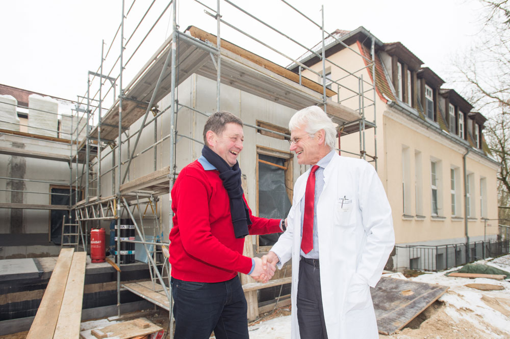 v.l.: Ullrich Hoffmann (Architekturbüro Hoffmann & Hofmann) und Prof. Dr. Bernhard Ruf (Leitender Chefarzt Klinikum St. Georg und Chefarzt der Klinik für Infektiologie). Foto: Klinikum St. Georg