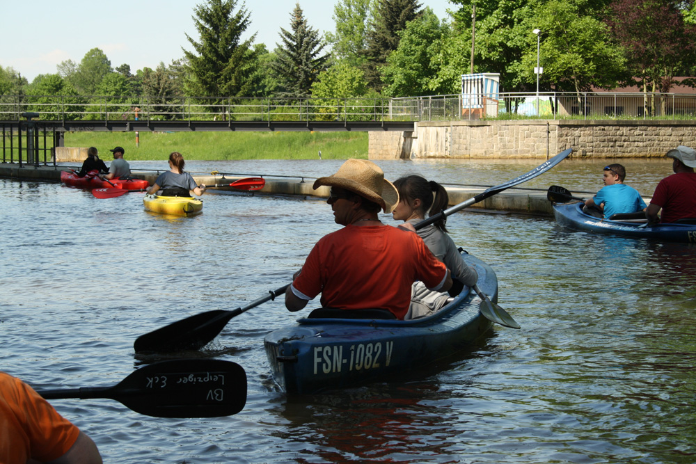 Gewimmel auf der Pleiße an der Connewitzer Schleuse. Foto: Ralf Julke