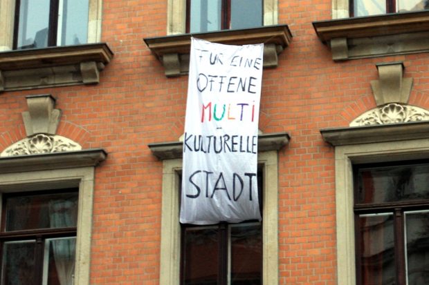 Botschaften für Legida statt Blumen an den Häusern. Foto: L-IZ.de