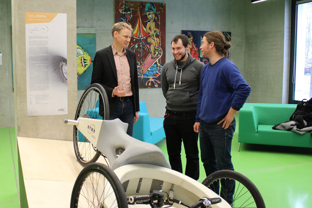 Prof. Alexander Stahr und Martin Dembski (v.l.), sPRINTer-Projektbetreuer, begutachten mit Peter Wuttke den sPRINTer im Foyer der Bibliothek. Foto: Katrin Giersch/HTWK Leipzig