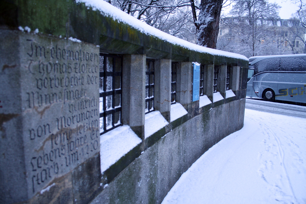 Erinnerung an Heinrich von Morungen auf der Westseite der Thomaskirche. Foto: Ralf Julke
