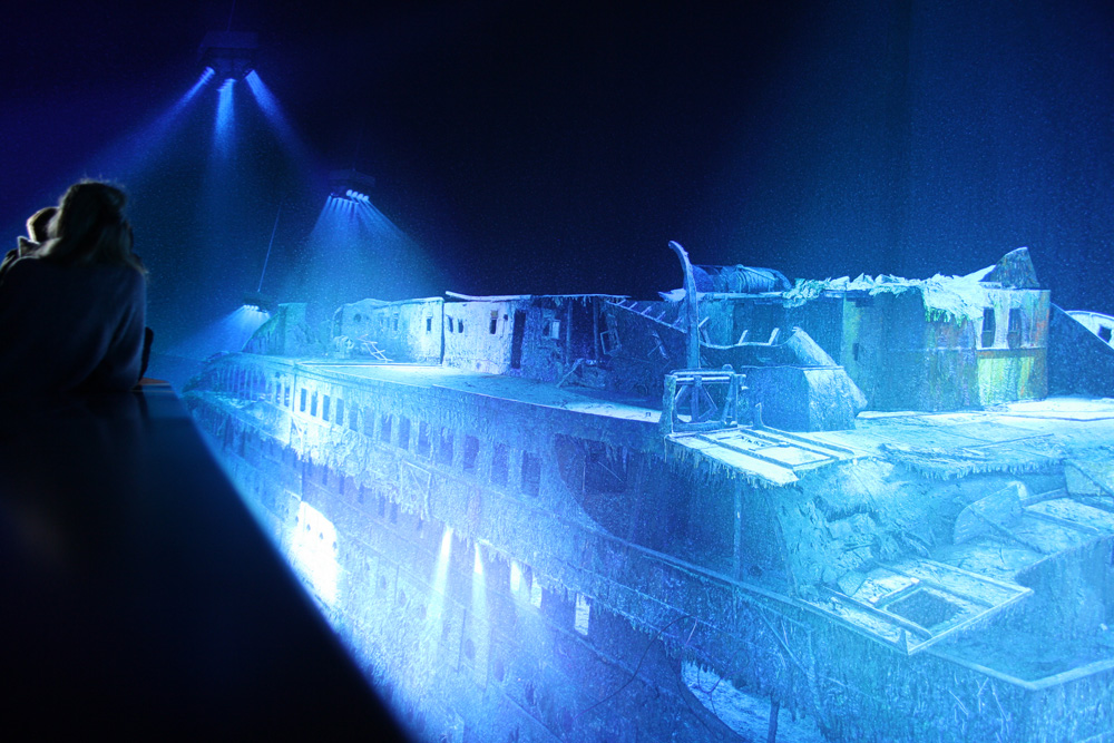 In blaues Licht getaucht: das Wrack der Titanic. Foto: Ralf