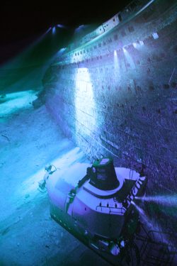 Das kleine U-Boot macht die Größe des Wracks erst deutlich. Foto: Ralf Julke