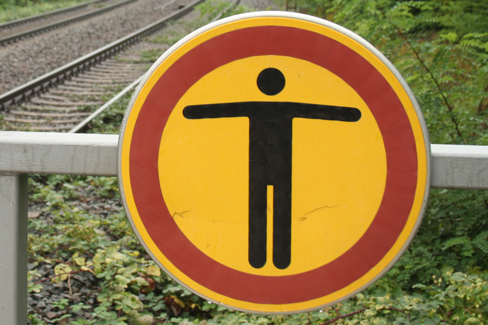 Aktuell die gängigste Botschaft in Deutschland: Weitergehen verboten. Foto: Ralf Julke