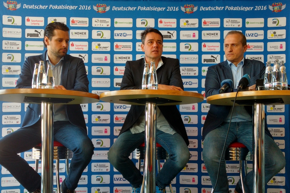 Trainer Norman Rentsch, Moderator Roman Knoblauch und Manager Kay-Sven Hähner (v.l.) bei der HCL-Pressekonferenz. Foto: Jan Kaefer
