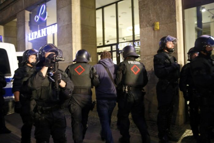 Nach der Identitätsfeststellung wurde abgeführt. Foto: L-IZ.de