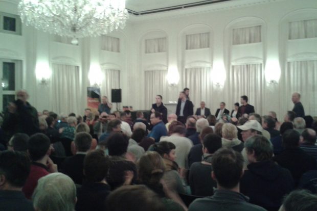 Hektik im Saal: Die Security kümmert sich um Störer mit Hustenanfällen. Foto: L-IZ