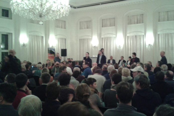 Hektik im Saal: Die Security kümmert sich um Störer mit Hustenanfällen. Foto: L-IZ