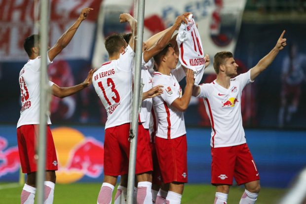 Den 1:0-Treffer im Hinspiel widmeten die Leipziger dem Langzeitverletzten Klostermann. Foto: GEPA