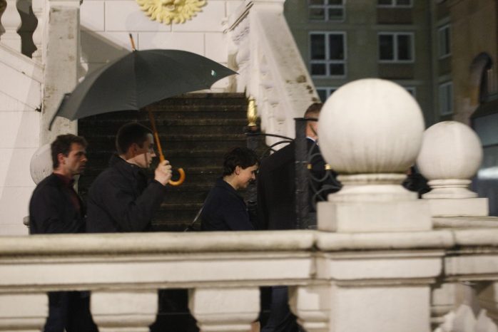 Schirmherrin des Abends: Frauke Petry verlässt hastig unter Begleitschutz die Veranstaltung. Foto: Alexander Böhm