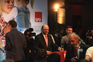Gewimmel auf der Bühne, frenetischer Jubel schon vorher - dann gehts los. Martin Schulz in Leipzig. Foto: L-IZ.de