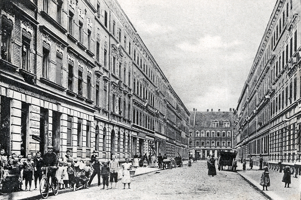 In Lindenau entstehen die bis heute aus vielen Leipziger Stadtquartieren bekannten Mietskasernen. Hier ein Blick in die frühere Weststraße, einem Teil der heutigen Friedrich-Ebert-Straße. Foto: Pro Leipzig Verlag