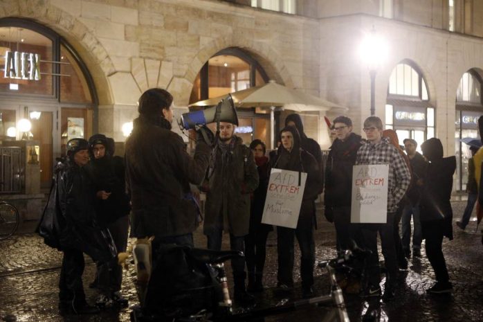 Draußen vor der Tür: Jürgen Kasek (B90/Die Grünen) spricht auf der Gegenkundgebung vor der alten Handelsbörse. Foto: Alexander Böhm