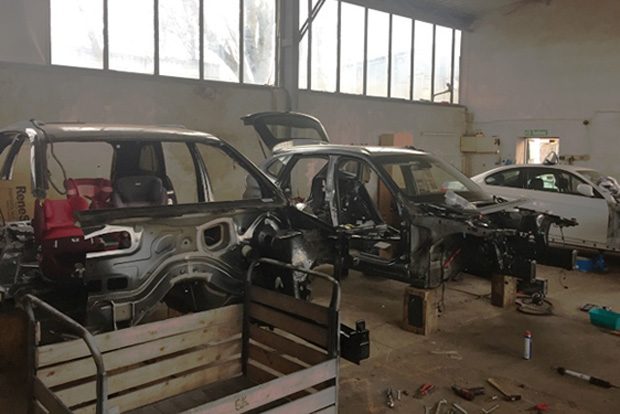 Ausgeschlachtete Fahrzeugkarossen. Foto: LKA