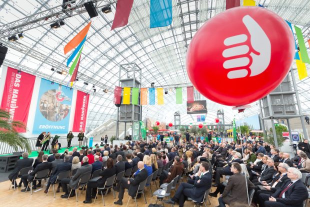 Zahlreiche Gäste verfolgen die Eröffnungsveranstaltung der mitteldeutschen handwerksmesse. Foto: Leipziger Messe/Lutz Zimmermann