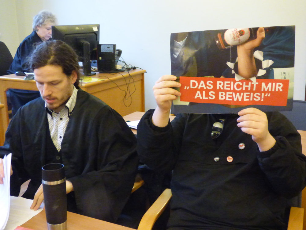„Das reicht mir als Beweis!“: Der Angeklagte mit seinem Anwalt Jürgen Kasek. Foto: Lucas Böhme