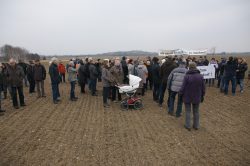 Am 8. Februar trafen sich - parallel zur Ratsversammlung -rund 70 Rückmarsdorfer bei eisigen Temperaturen auf dem geplanten Abbaugelände, um gegen den Kiesabbau zu protestieren. Foto: BI Rückmarsdorf 