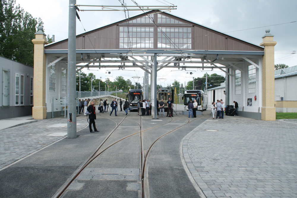 Der restaurierte Holzportikus im Betriebshof Dölitz. Foto: Ralf Julke