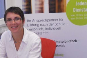 Bildungsberaterin Dorit Richter in der Stadtbibliothek. Foto: Stadt Leipzig