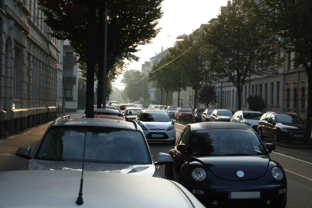 Zugeparkt: Eisenacher Straße in Gohlis. Foto: Ralf Julke